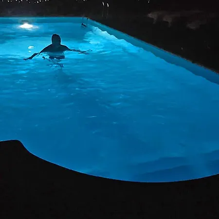 Luxury Private Free Play Park Inc Quid Bikes Private Heated Swimming Pool Apartment