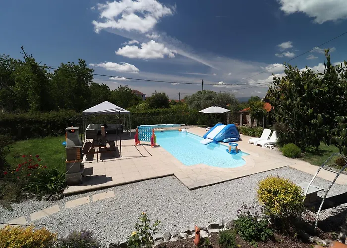 Luxury Private Free Play Park Inc Quid Bikes Private Heated Swimming Pool